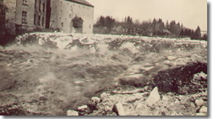 Ice, River in flood at Walkey's Dam in Fergus 1930's